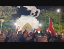 【トルコ】アタテュルク像の周りに人々が集結する