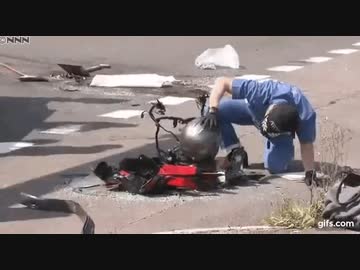 ホモと見る　バイク事故で転がったヘルメットを覗いた警察官の反応