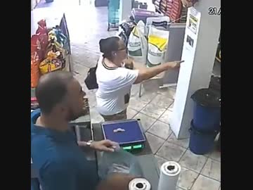 ホモとみる 現金を盗む鳥