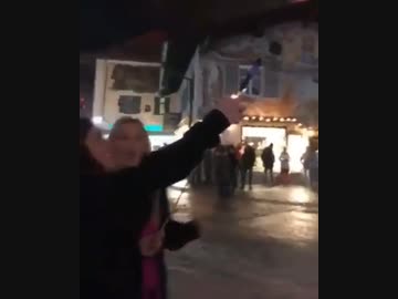 女vsロケット花火