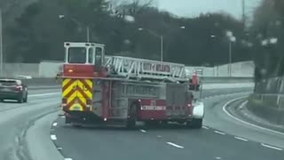 ホモと見る　ドリフト走行する消防車