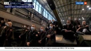 【ウクライナ侵攻特需】フル生産の戦車製造ラインを激励する政府幹部たち - ロシア国営TV