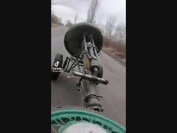 ホモと見る　ロシアの砲弾をウキウキで持ち帰るウクライナ人