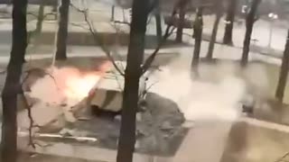 ホモと見る記念碑(ソ連製の偵察車BRDM-2)をウクライナ軍と間違えて発砲するロシア軍