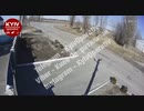 ロシアの戦車がウクライナの民間人が運転する車に砲撃