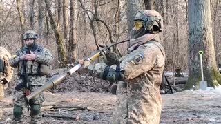 RPG-76 komar の使用方法を学ぶウクライナ兵