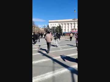 ロシア軍がヘルソン占領に反対するデモ隊に発砲