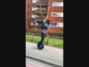 ホモと見る４０キロで走る電動一輪車