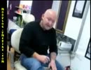ボディタトゥーの痛みに悶絶の表情を浮かべる男性
