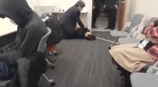 日本の参議院会館では、来館者への馬乗りが許されます。不起訴。