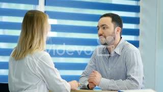 Male patient with sore throat getting doctor appointment at the reception　okirakuhuhu