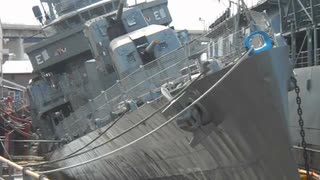 記念艦の駆逐艦ザ・サリヴァンズが沈没しそう・・・