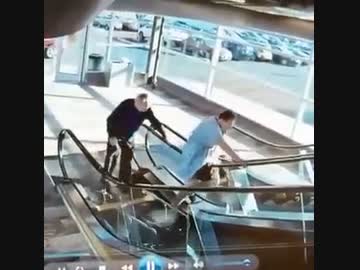 老女VSエスカレーター