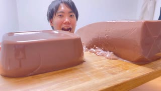 舌を取り巻く生チョコようかんを食べる