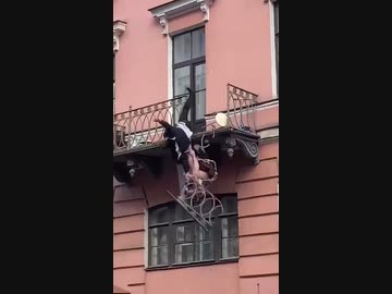 ホモと見る喧嘩中にバルコニーから落ちるカップル