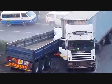 その車たちは事故をする【026】