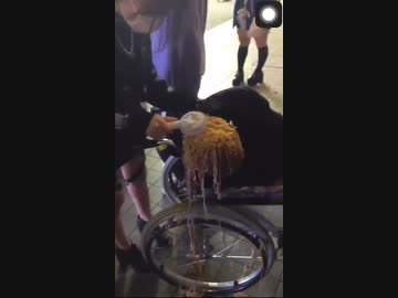 女VS車椅子のハゲ