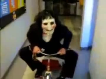 ホモと見るジグソウvs三輪車
