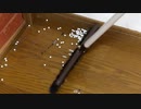 散乱したBB弾を掃除する