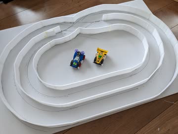 1/2サイズのミニ四駆が走る