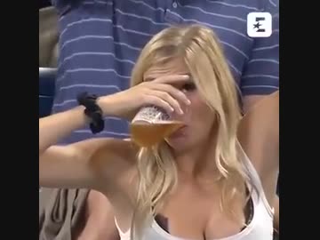 ホモと見る　試合観戦中にカメラの焦点が自分に合っていることに気づいた海外女性の反応