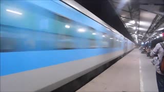 【インド】駅を高速で通過するガティマン急行列車