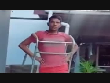 ホモと見る　最近のファッションショーを再現した男性