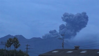 ある日の桜島（その３３４）＜ちょいと久々に噴煙上げてる姿に出くわした＞