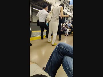 ホモと見る中指を立て合う白人とサラリーマン