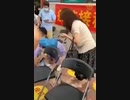ワクチン接種現場、男性が倒れた。