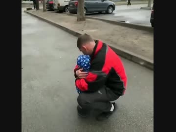 ホモと見る　空襲警報に怖がり父の脚の間に隠れようとするウクライナの幼子