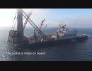 石油プラットフォームの脚部分を海底から持ち上げて運搬する作業船「Pioneering Spirit」