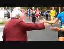 ホモと見る　マラソンランナーに元気を与えるおばあさん
