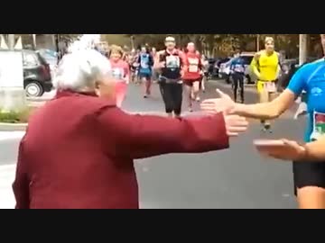 ホモと見る　マラソンランナーに元気を与えるおばあさん