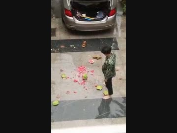 ホモと見る落としたスイカに八つ当たりする人