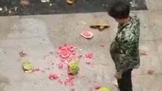 ホモと見る落としたスイカに八つ当たりする人