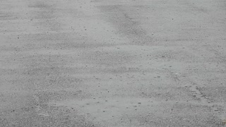 強め雨の音と道路に落ちる雨の映像