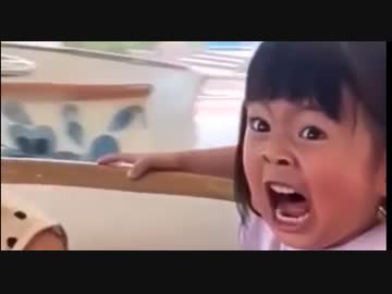 ホモと見る　初めて回るコーヒーカップに乗った女の子