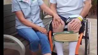 J&Jコロナワクチン接種した男性、下半身不随になり永久に車椅子