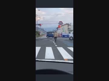 ホモと見る道路の真ん中を歩き続ける強キャラ