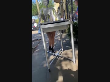 ホモと見る下半身だけ生々しい給仕ロボ