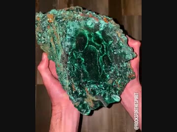 ホモと見る　魅惑的なマラカイト結晶