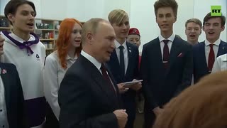 プーチン大統領  学生たちと一緒に国歌を歌う