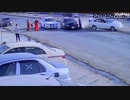 ホモと見る道路の真ん中で棒立ちして車を事故らせる女