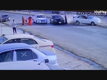 ホモと見る道路の真ん中で棒立ちして車を事故らせる女