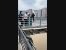 中国、コロナロックダウンの中、老人が病院に行かせてもらえず、おいおい、橋の下は川じゃん！あぶねえ。
