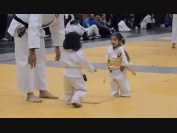 幼女にいきなりタックルをかます幼女