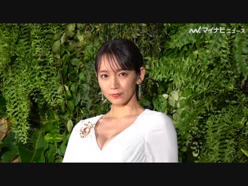 吉岡里帆、胸元大胆な白ドレスで登場