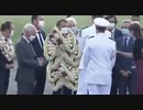 公式訪問で花のネックレスを巻かれすぎたフランス大統領
