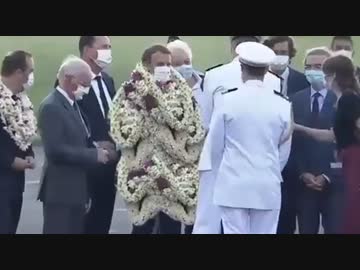 公式訪問で花のネックレスを巻かれすぎたフランス大統領